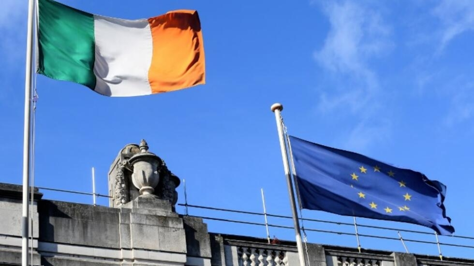 爱尔兰国旗及欧盟旗帜 资料图片 图自外媒路透社称,欧盟成员国爱尔兰