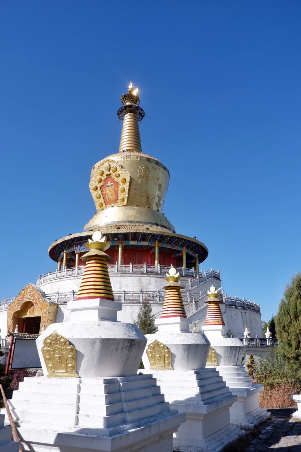 大金塔寺位于丽江城区的蛇山,与玉龙雪山遥相对