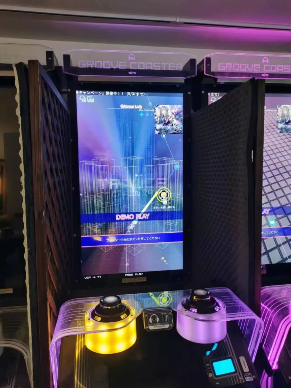一楼摆满了《maimai》(国服译名"舞萌"),《groove coaster》(译作"