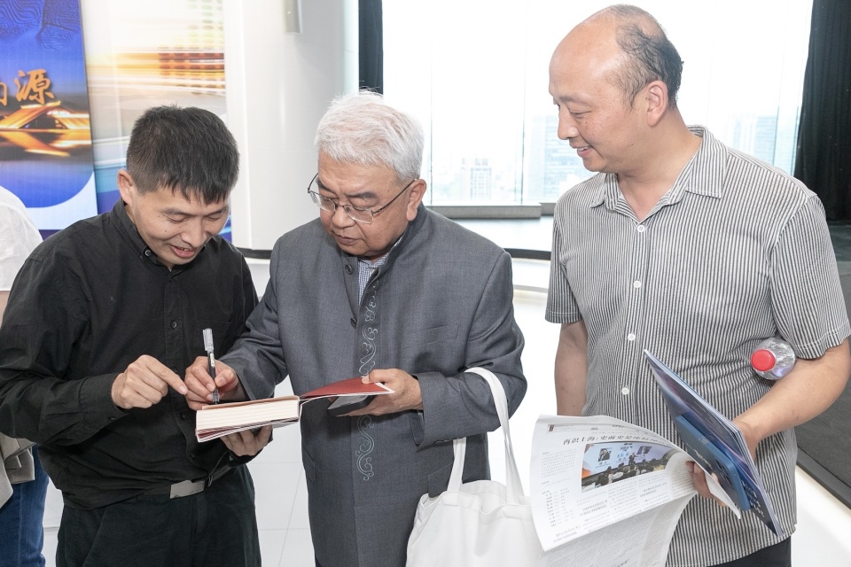 大家王巍作词并演唱的mtv《南京》片段为开头,曹峻拍下博士导师风采5