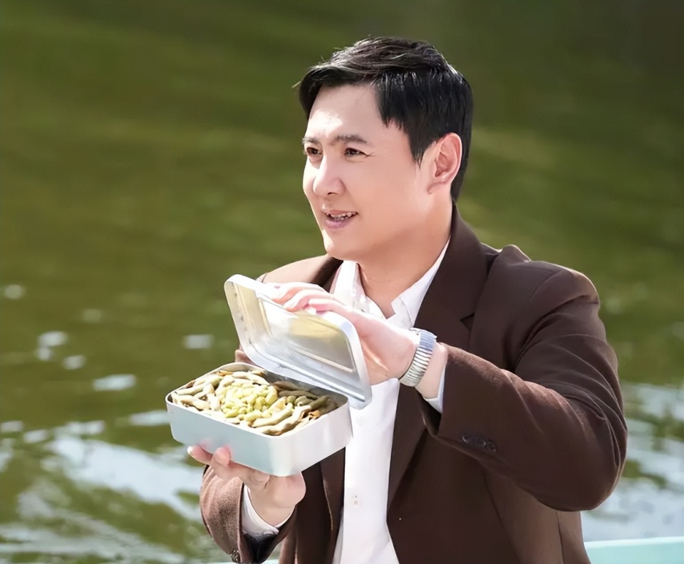 国内第一位实现主演电影总票房破200亿人民币的演员就是沈腾,2021年