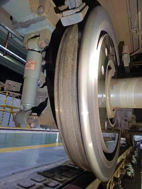 车轮构造图(贵阳地铁供图)另外,列车轮对在钢轨上也并不是走直线,而是