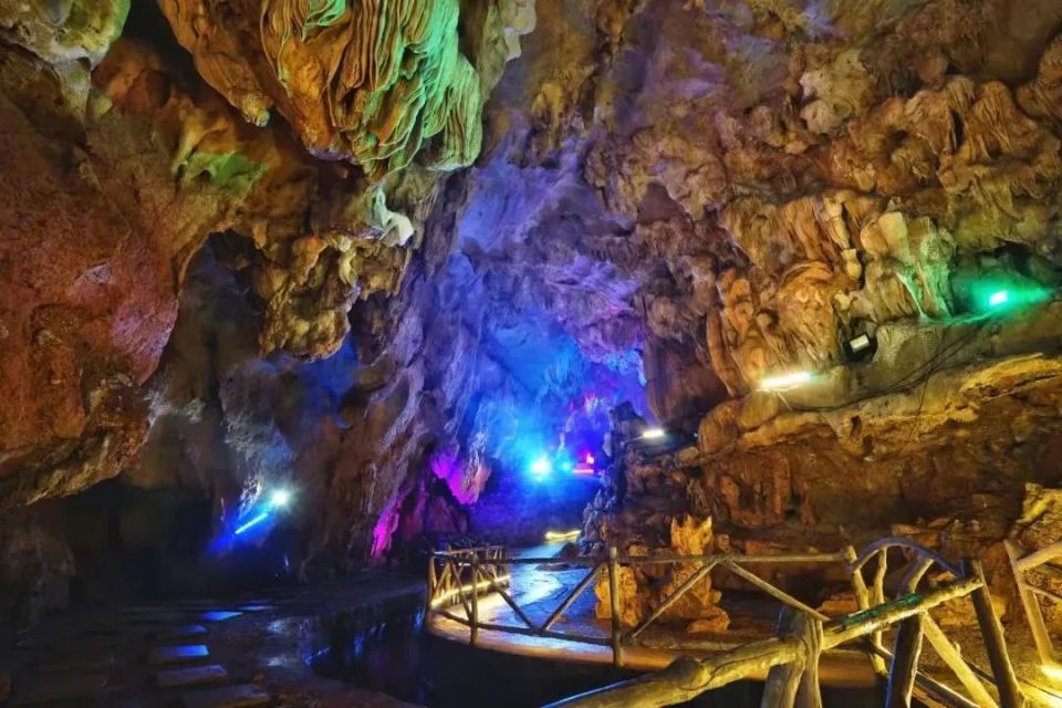 灵岩洞群是一处比较集中的大型溶洞风景区.