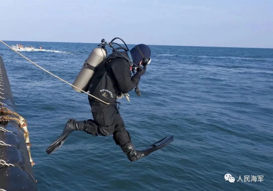 海底世界内心世界跟随心理专家近距离了解海军潜水员