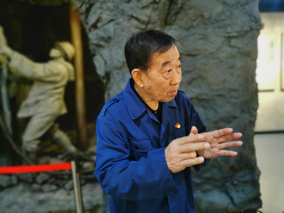 △姬宏山讲述英雄故事。