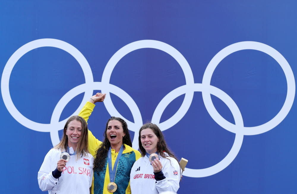 新华社记者 沈伯韩 摄7月28日,冠军澳大利亚选手福克斯(中),亚军波兰