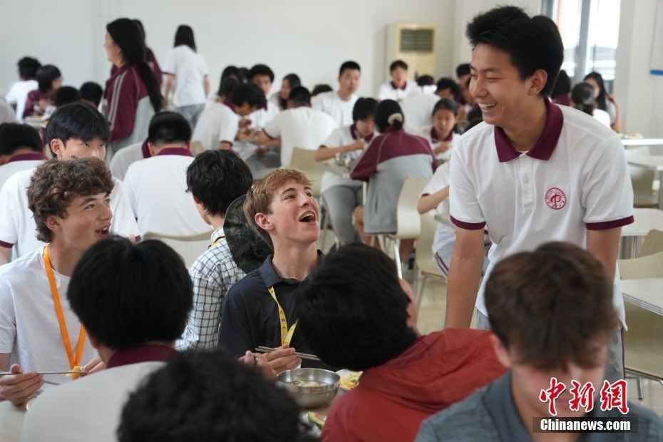 美国高中生走进北京中学校园