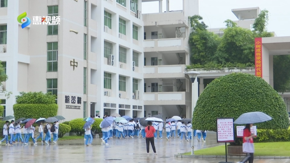 早上八点,不少考生在家长的陪伴下,陆续来到惠州第一中学考点.