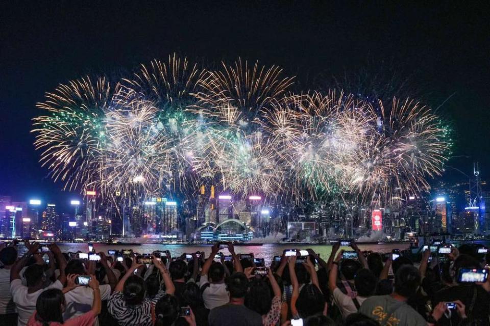 视频专访汇演设计师史上最大规模香港跨年烟花今夜盛放