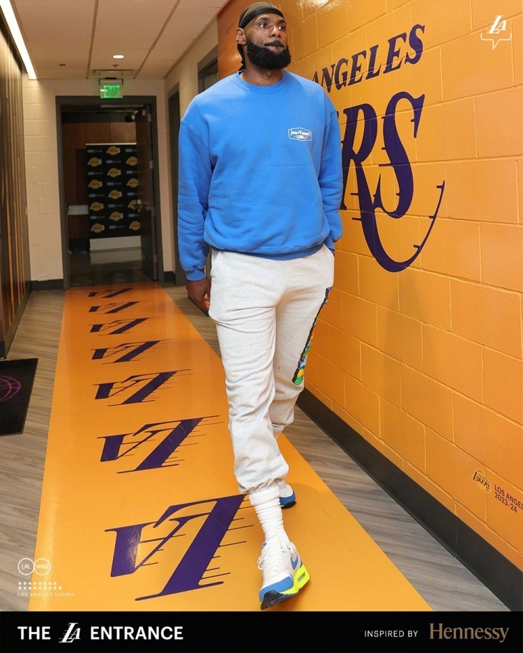 湖人穿搭:詹姆斯蓝白运动装 浓眉一身黑夹点绿