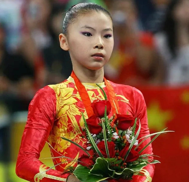 北京奥运双金王何可欣被求婚甜蜜拥吻 夺金16周年纪念日