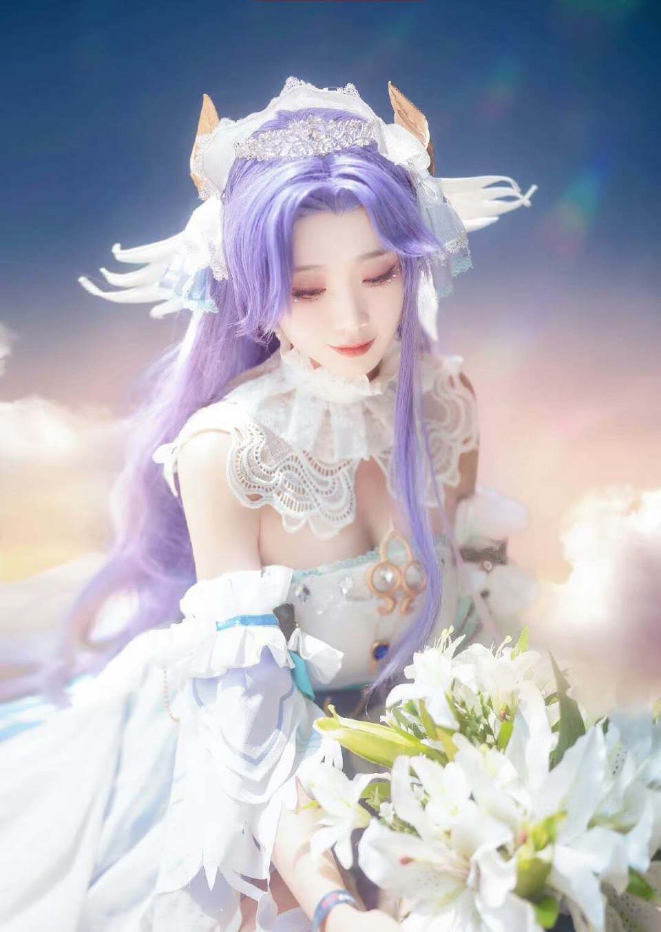 走路摇cos大乔,身穿白丝,手捧鲜花,妆容超精致,可以原地出道