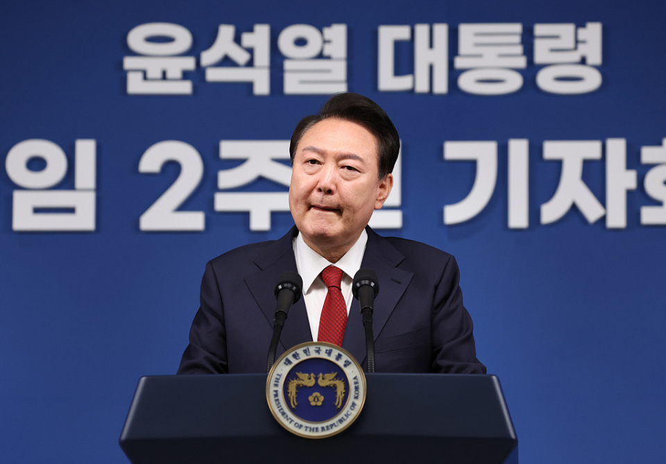 就任两周年,尹锡悦好评率仅24%!韩媒:与其家庭成员负面新闻有关系