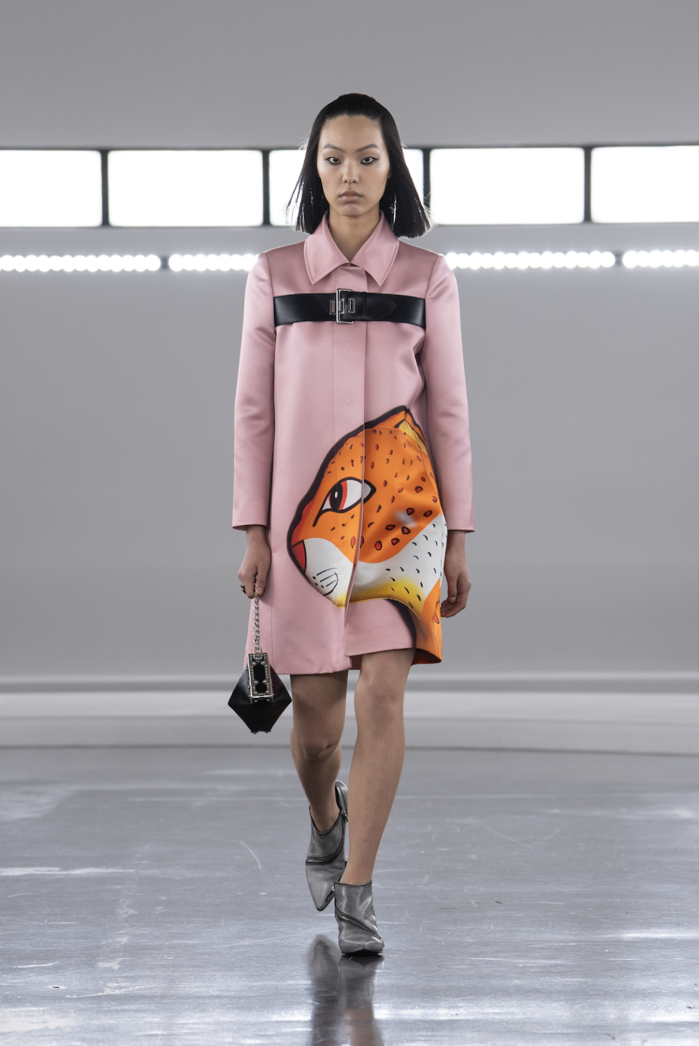 想象路易威登女性,从她穿的衣服开始