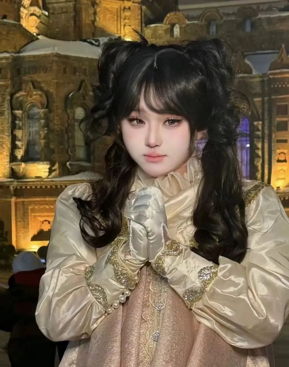 而国内的明星妆,內娱女明星普遍颜值够顶,更多的是锦上添花(不然