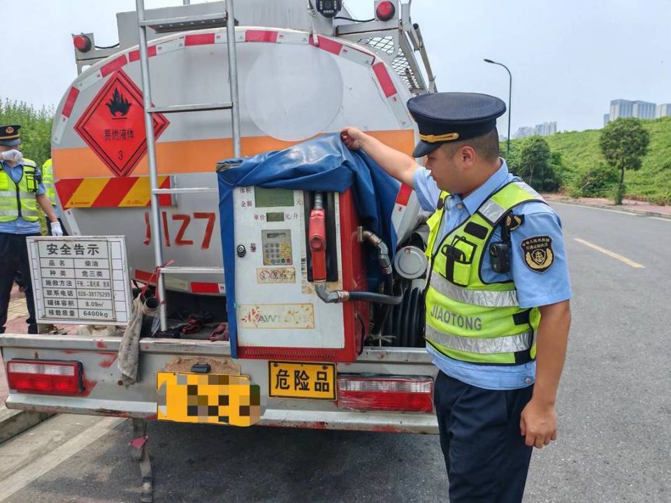 安全面前"油"不得你 停运油罐车改装"黑加油站"被查获!