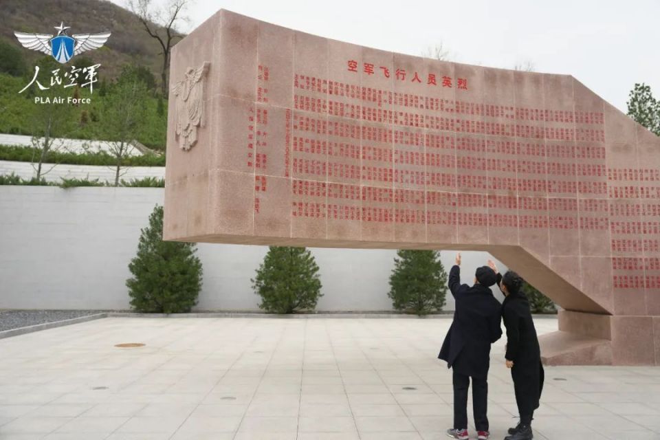 "空军红色地标巡礼"第二站:走进空军飞行人员英烈墙_腾讯新闻