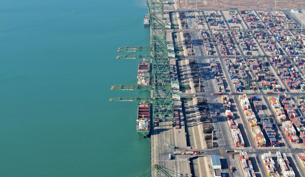 3月20日,货轮靠泊在天津港北航道内的泊位中(无人机照片).