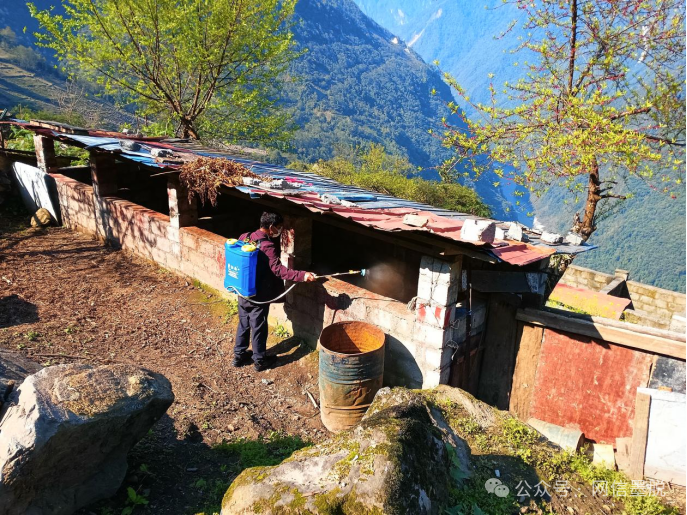 帮辛乡开展"大清洗,大消毒"行动034月16日,格当乡联合县市场监督管理