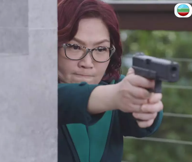 这表情相当投入67;霍太持起抢,枪法神准:剧里她饰演贵妇霍太太,公司