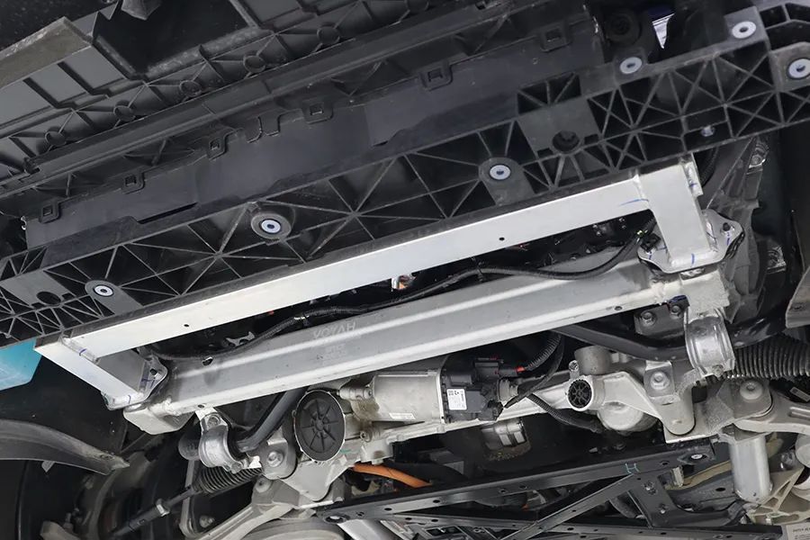 岚图free:几乎满分的底盘,用料奢侈意想不到_腾讯新闻