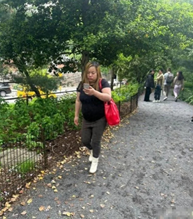凤姐美国生活最新现状!穿高跟逛公园肚子圆润,拿旧款手机生活节俭