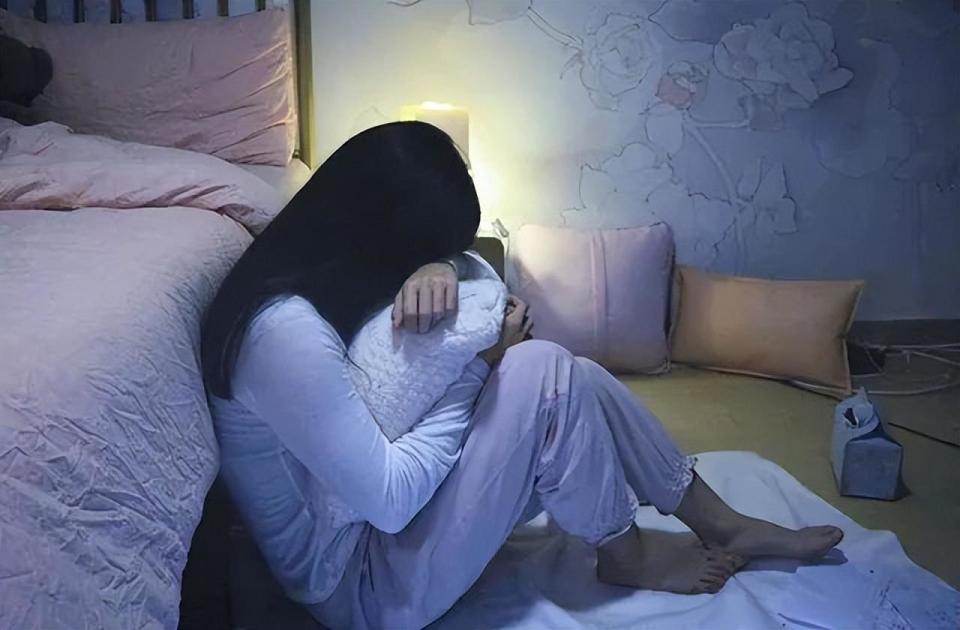 与其打开抖音,不如把眼睛闭上休息;如果实在严重失眠,不妨从床上起身