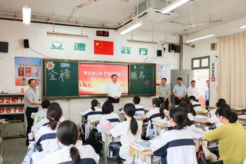 在高邮中学高三文科班和理科班,张利勉励备考学生,要昂扬姿态奋力冲刺