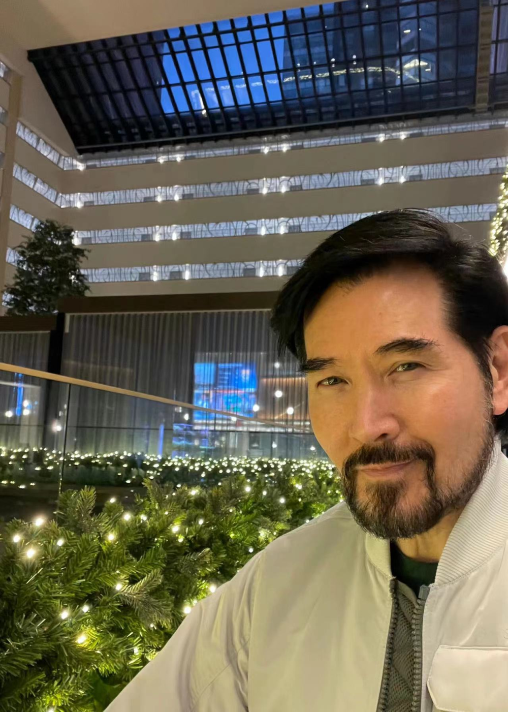 翻看评论区,不少网友都在感叹费翔的帅气,并称:"眼睛还是少年.