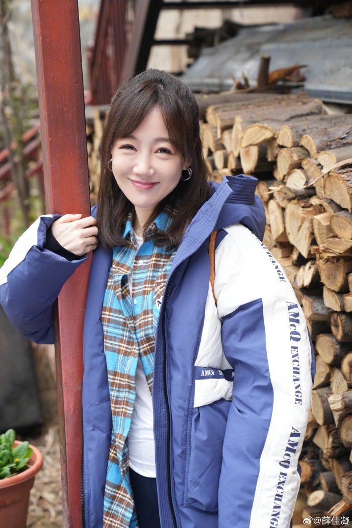 胡歌前任薛佳凝晒美照,笑容迷人超治愈,秒变最美女大学生_腾讯新闻