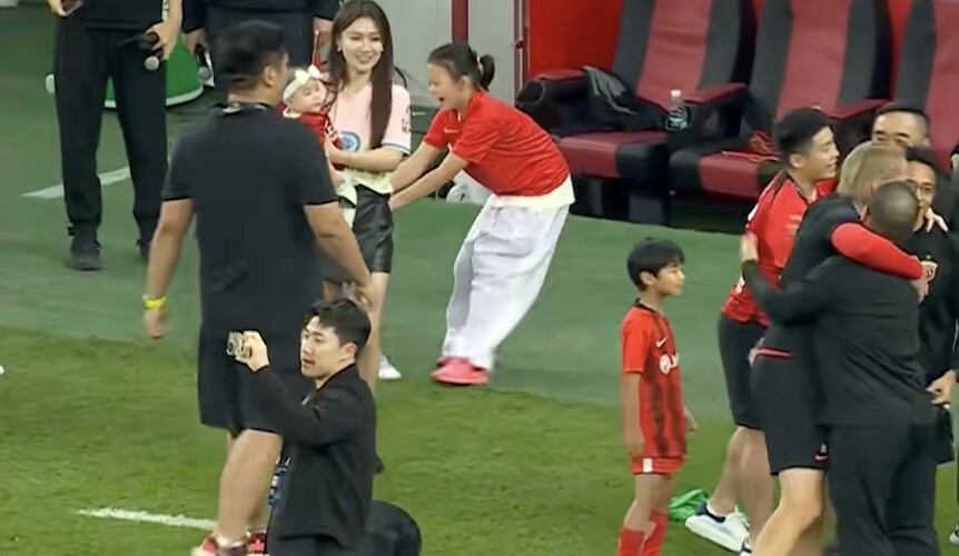 马卡电台关注到的细节海港夺冠时武磊妻子身穿西班牙人球衣