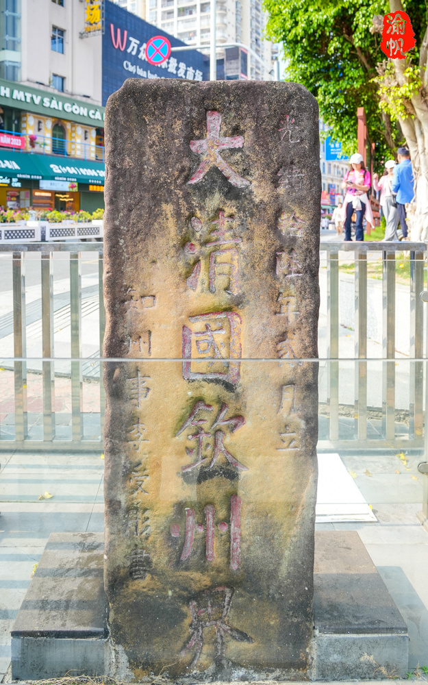 枉到东兴游"的说法,来到国门景区,自然要看看国门,东兴口岸庄严雄伟的