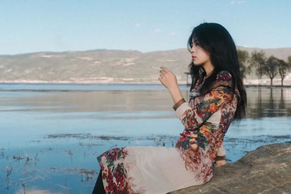 00后女孩,10岁等待出嫁,20岁去流浪_腾讯新闻