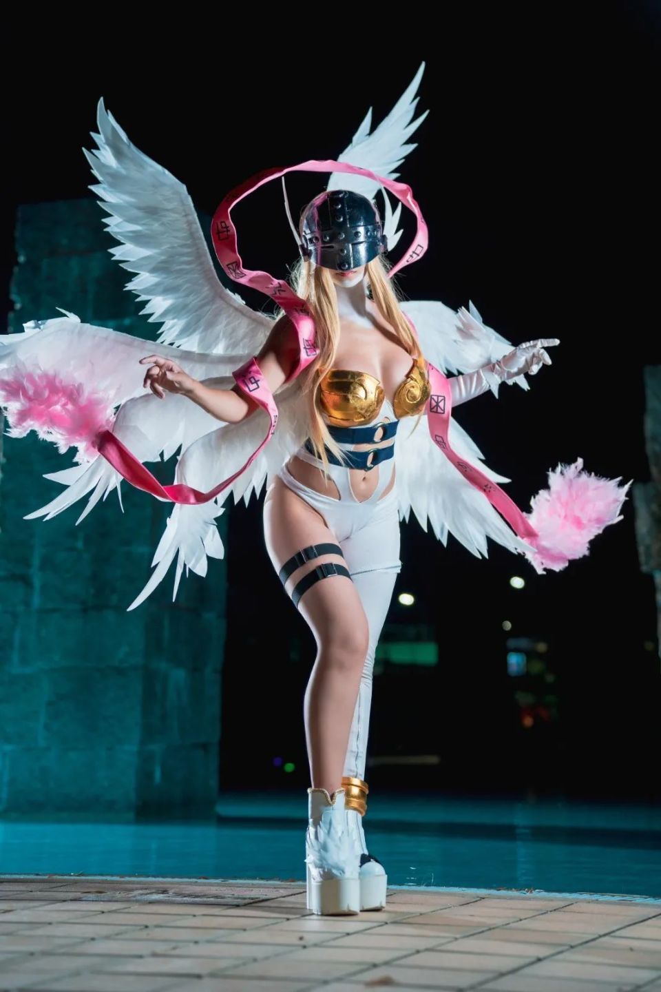 日本美女cos《数码宝贝》天女兽,身材热辣吸睛!