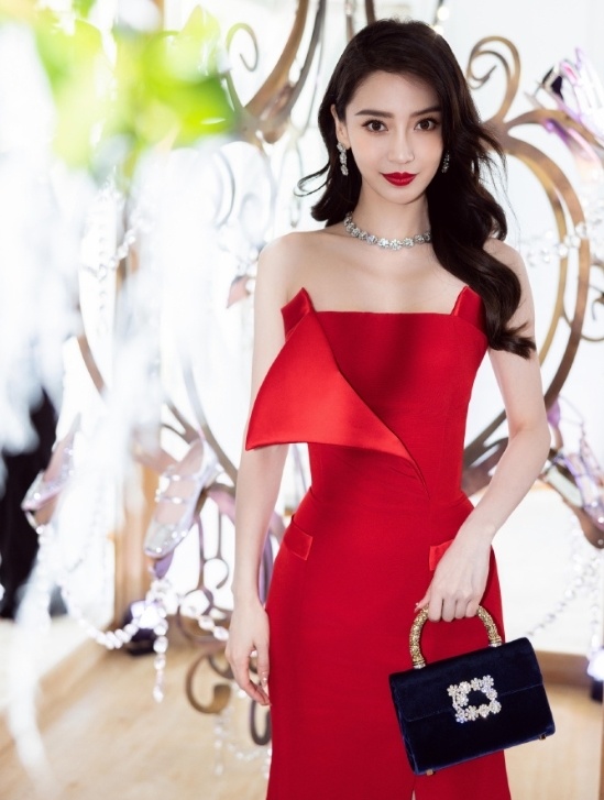 杨颖高调出席时装周,与杨超越同场遭冷落,出事前后待遇差距明显_腾讯