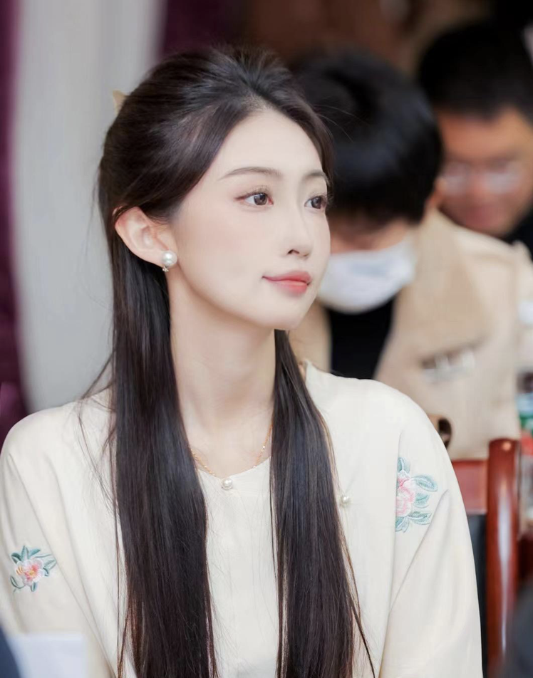 她被母亲"骗"去戏校学京剧从小便有个"唱跳"梦4岁学习跳舞刘书含出生