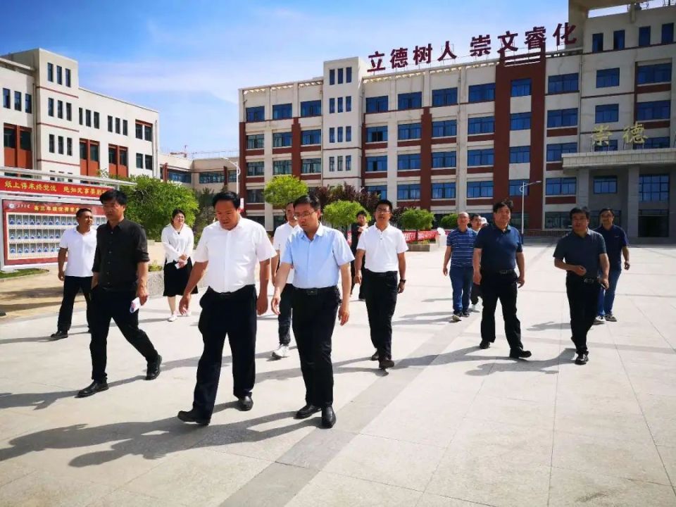 副州长马显锋与州教育局局长张小林一行到东乡县调研高考考点筹备情况