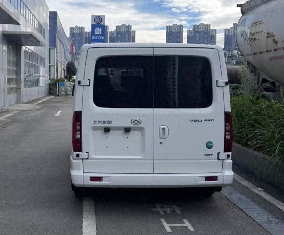 新款大通v80实车换装新前脸外观很霸气侧滑门20t动力