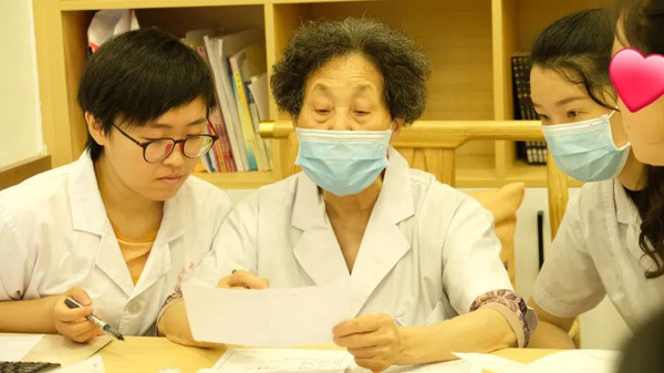 大师引领谋发展守正创新谱新篇国医大师何成瑶教授于黔南州中医医院