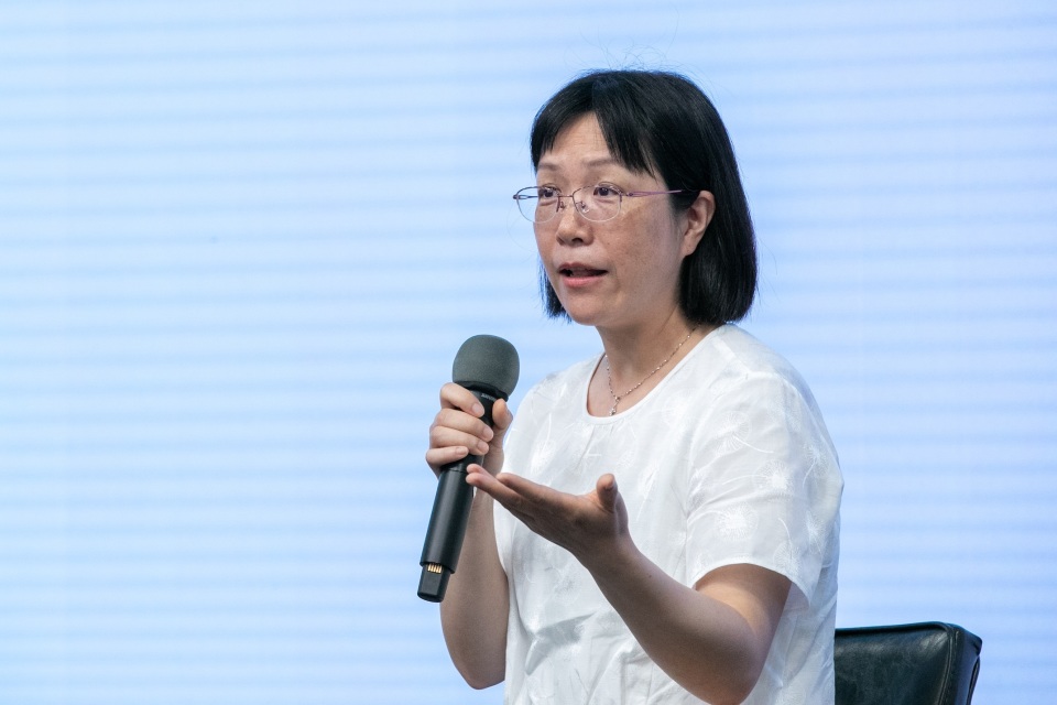 曹峻与黄翔展开对谈,她用通俗生动的语言向大家传播着长江下游与中华