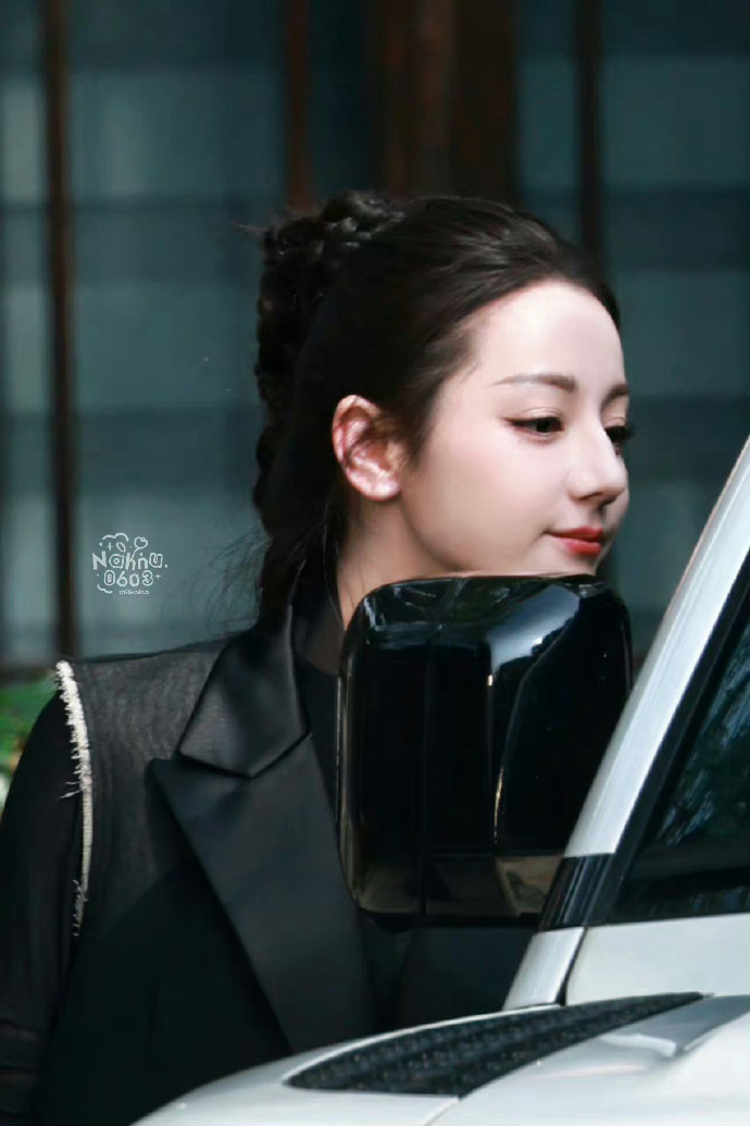 迪丽热巴枭起青壤腿环造型惊艳亮相网友直呼新任老公姐