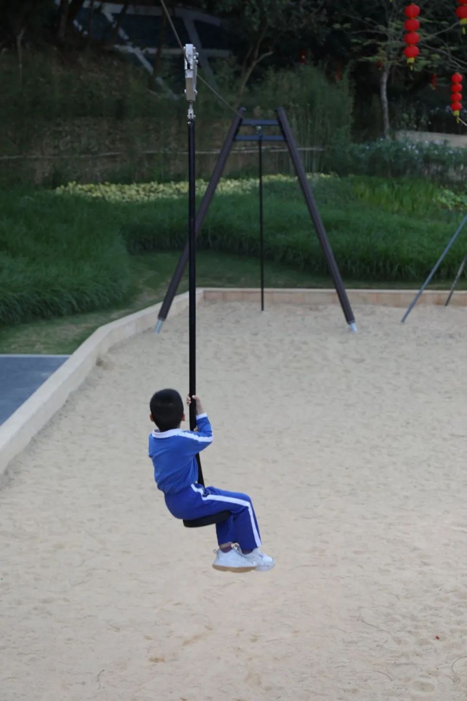 5公里;乘坐公交于九尾岭隧道口,淘金山绿道南站05.