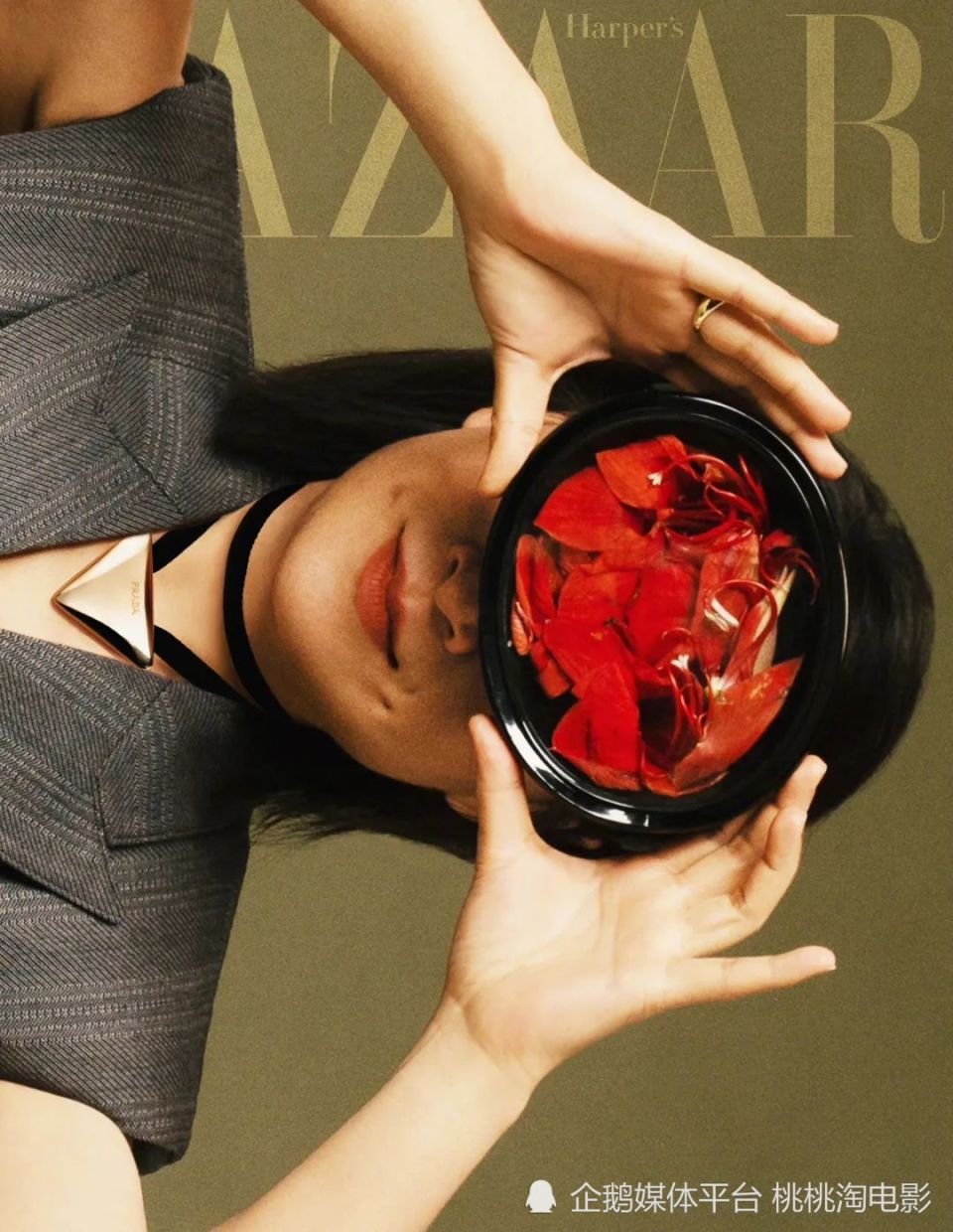贾玲《时尚芭莎》封面大片,蜕变归来展现美丽坚韧女性力量_腾讯新闻