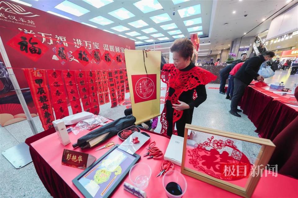 春运启幕，墨香春联传递暖暖年味_腾讯新闻