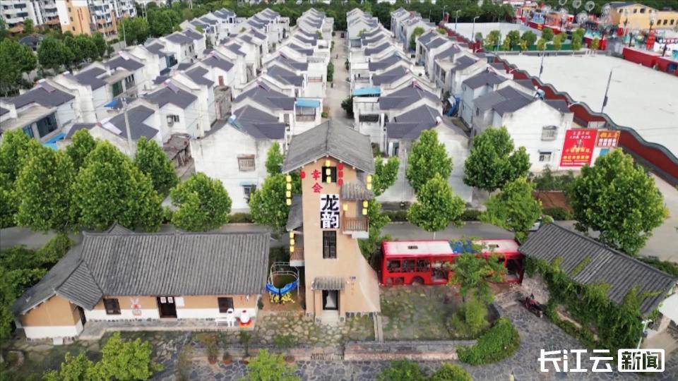 央视怒批到部队探亲被全连，一名新兵违规私自带家属进营区，全连紧急集合开展专题教育，此事引发社会广泛关注热议