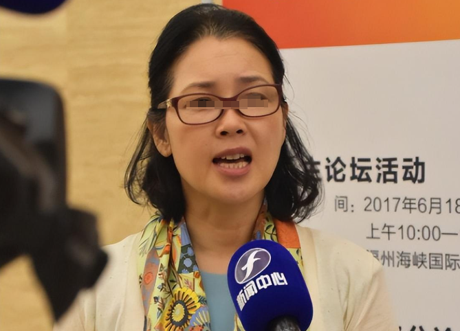 荔枝網(wǎng)新聞：跑狗圖正版高清新一代論壇國內(nèi)套現(xiàn)7個億后，她露出了身后的美國國旗，一家7口共套現(xiàn)20億