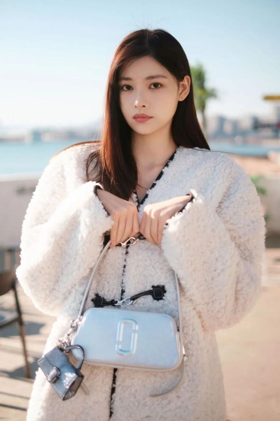 款款信步  浸享闲适风情驻足冬日  浅听暖阳张艺上