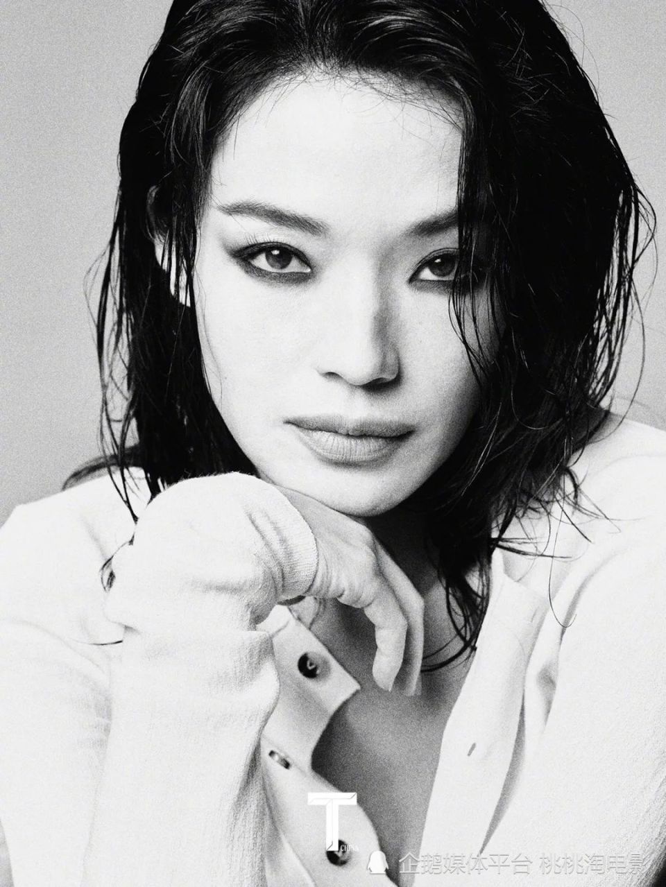 个性猫眼妆容,华丽夺目的珠宝,简单的棚拍背景,一切都因舒淇的魔力与