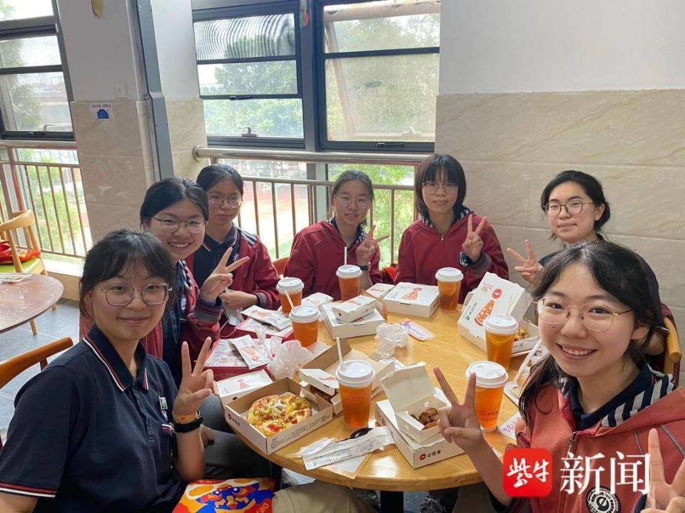 南京九中今夜令人热泪盈眶! 校长化身"掌柜"派送祝福