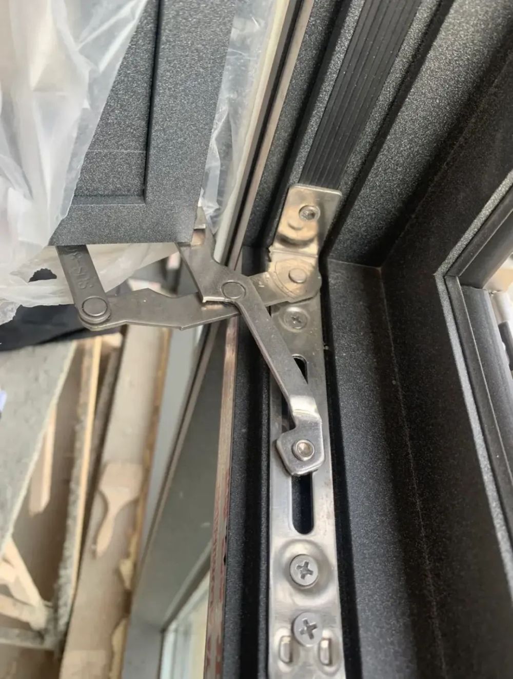 窗户主要的五金配件有合页,滑撑还有执手,五金配件真的很重要,因为它